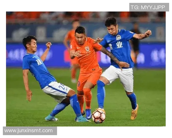 山东鲁能迎战河南建业争夺中超联赛关键三分的激烈对决